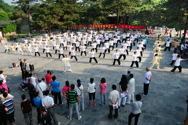 承德市杨式太极拳指导总站百余名的太极队伍.40年的不懈坚持.万余名的健身受益者——薄岚摄