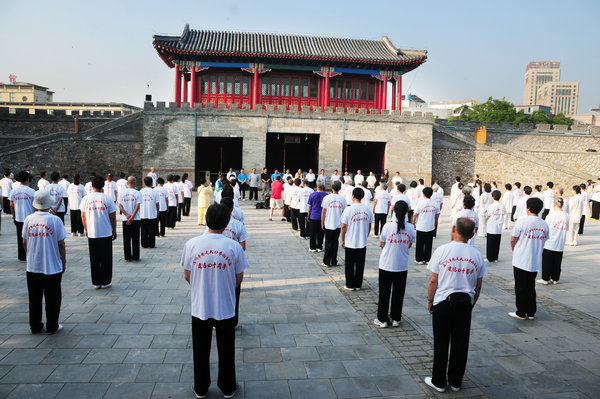 承德市杨式太极拳指导总站百余名拳友与前来祝贺站庆40年的嘉宾和承德各界领导在承德避暑山庄丽正门内晨练场地庆典场景—薄岚摄