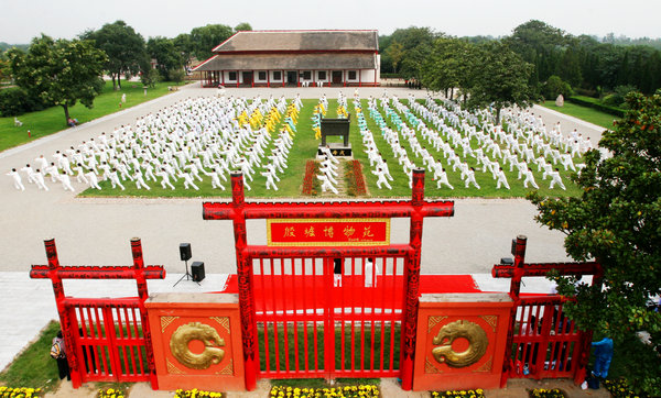 2009。9。26日为庆祝中华人民共和国成立60周年陈汉菊带领她的团队在殷墟组织策划了千人太极拳展示