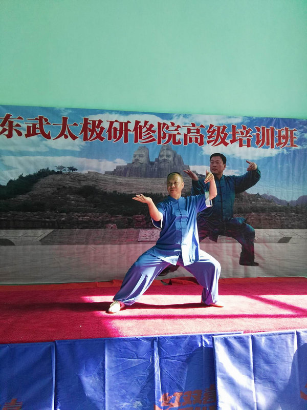 郭光 生于1965年,四川遂宁射洪县人,中国武术协会会员,中国武术六段;当代四川武术名人,四川省陈式太极拳研究会委员、四川省陈式太极拳研究会遂宁培训中心主任;河南郑州东武太极研修院遂宁分院院长;四川遂宁“国光太极”创办人、总教练;中国武术段位制指导员、考评员;遂宁中国武术段位考评点负责人,四川传统武术一级裁判,荣获北京、香港国际武术比赛金牌,入编《中华武术三十年大型画册》、《中国当代武林人物志》、《当代四川武术群英榜》。杨式太极拳启蒙于四川绵阳戴炜先生和蔡鸣先生、绵阳雨田太极-雷莉老师;陈式太极拳师承太极名家张东武先生,太极大师陈正雷先生再传弟子,陈式太极拳十三代传承人。