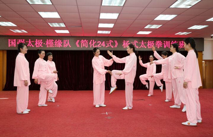 3、“国强太极”广西南宁市槿缘队
队长:张雁波