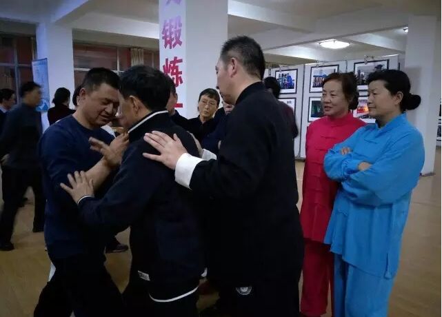 白安有老师现场教授太极推手基本技能