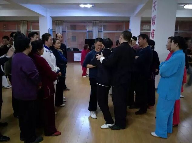 白安有老师现场教授太极推手基本技能