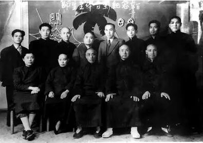 (1946年陈发科收李经梧、孙枫秋等人为徒时合影)
