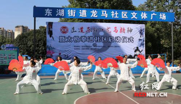 老年队表演中国功夫扇