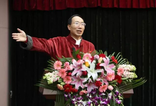 (张旭光先生主持研讨会)
