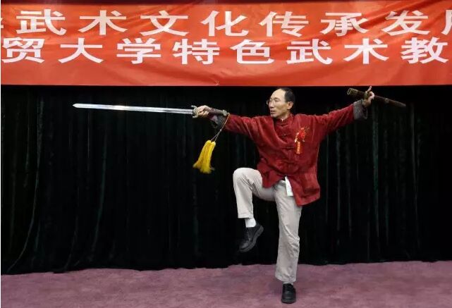 (张旭光教授表演中国体育非遗传承与保护项目——“五行连环剑”)