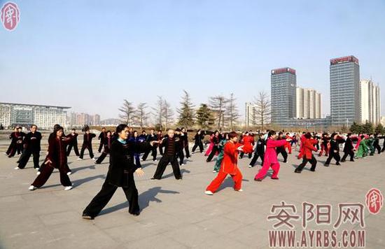 安阳万人广场练太极拳