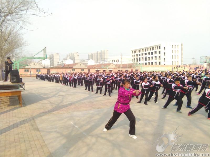 师生齐学太极拳
