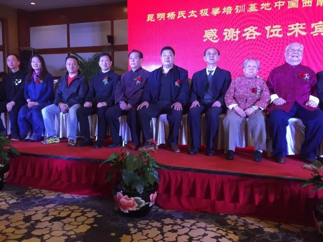 (参加庆典的嘉宾合影)