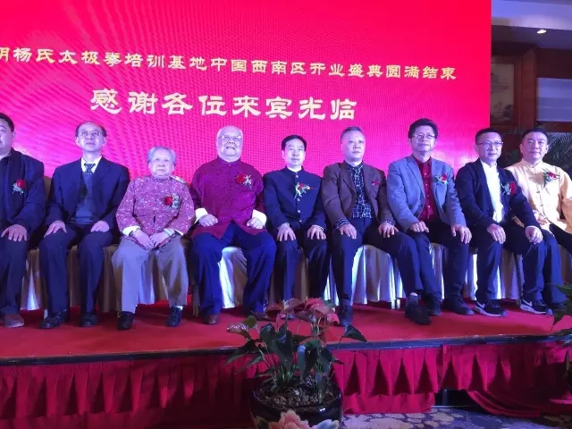 (参加庆典的嘉宾合影)