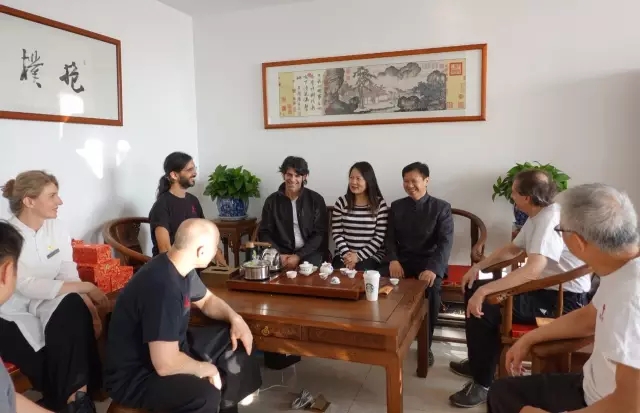 (杨军先生在昆明太极中心和各国学员交谈)