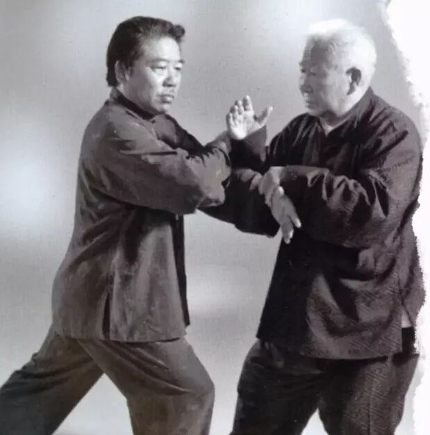 傅声远先生与父亲傅钟文练习太极推手