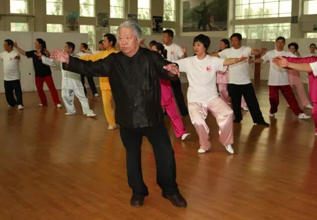 傅声远先生教授太极拳