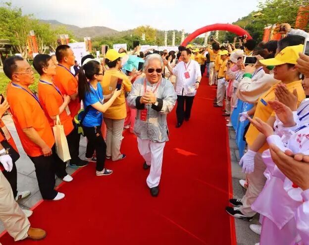 傅声远先生在“三亚南山”首届世界太极文化节上走红地毯