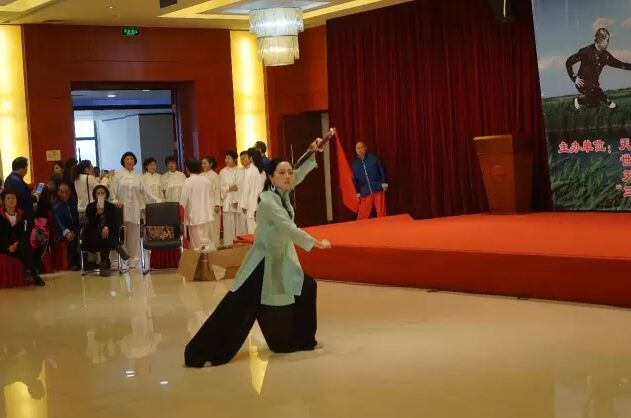 陈骊珠女士表演太极刀