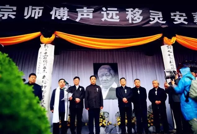 众多嘉宾主持现场仪式