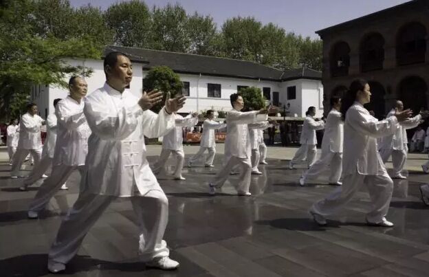 集体演练太极拳