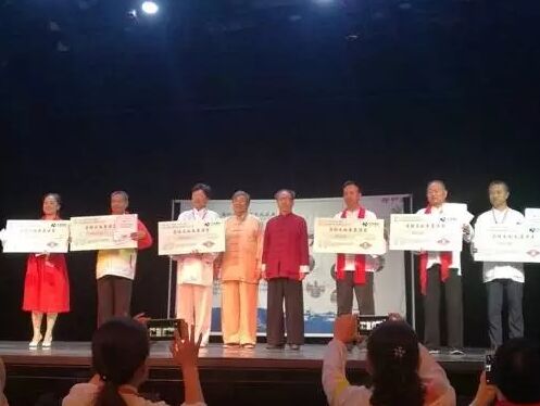 路迪民和翟金录为获奖队伍颁奖