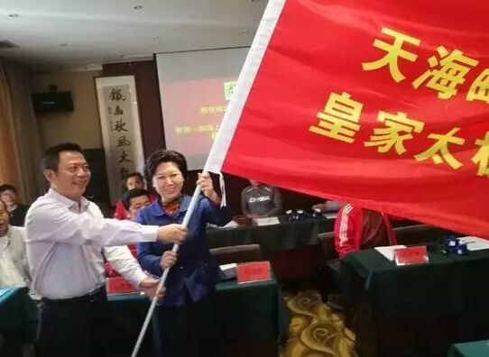 本次活动的启动仪式上,西安体育局冯艳阳局长向万达代表授旗