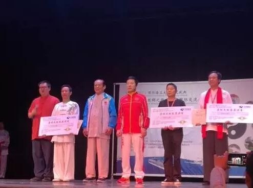 田苏辉和赵幼斌为本次展演一等奖队伍颁奖