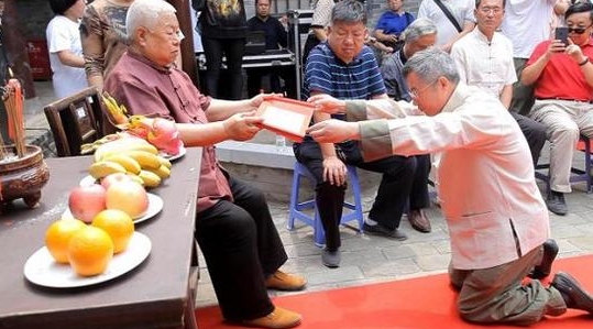 新入门弟子朱年喜递上拜师帖