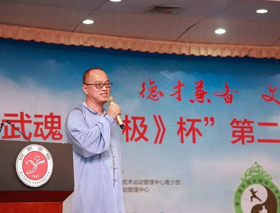 本刊主编翟越主持开幕式