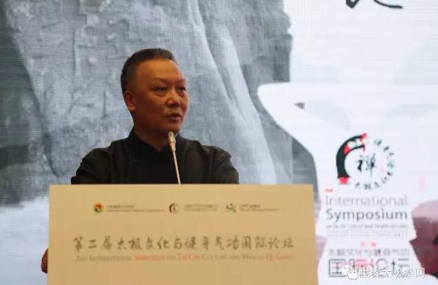 余功保先生主持开幕式和名家对话