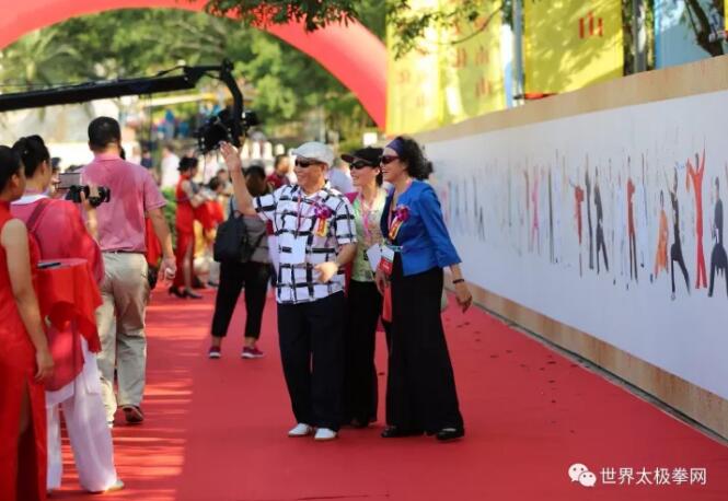 著名太极拳家李德印先生一家在太极红毯上