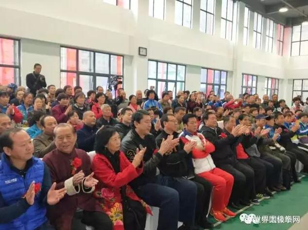 领导与嘉宾观看武术名家表演