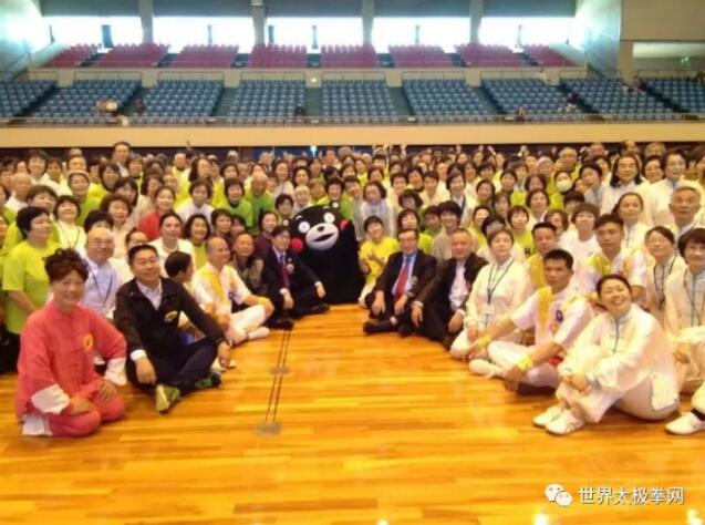 熊本标志卡通黑熊与代表们联欢表演
