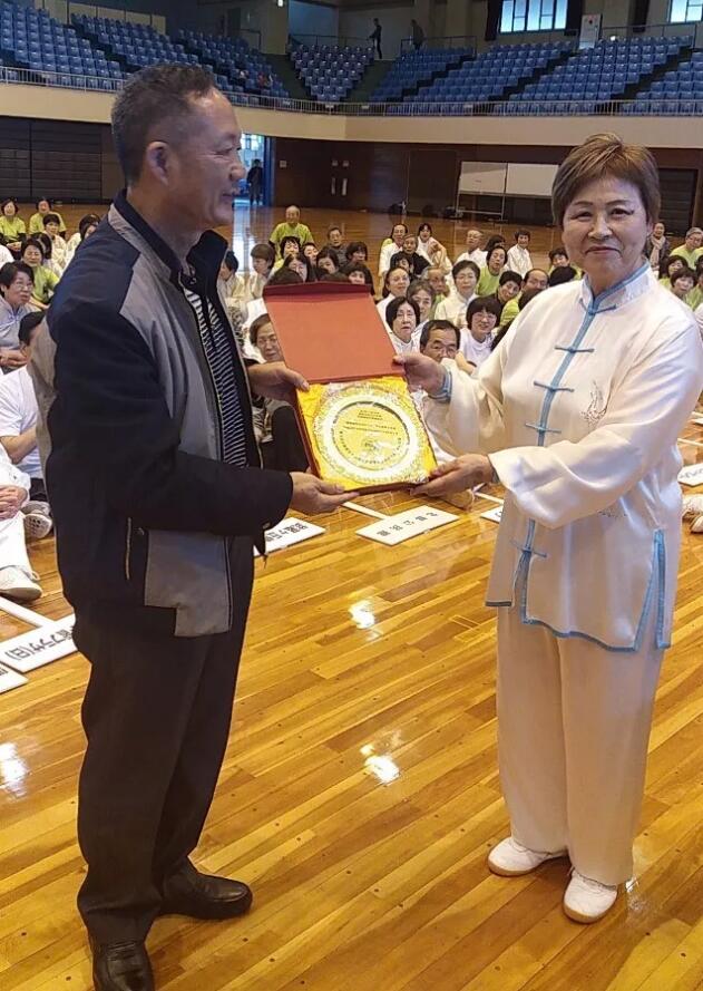 荒木瞳会长向中国广西十八路莊卢家颖会长颁奖