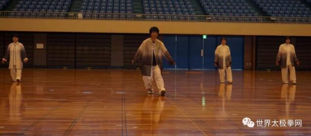 陈晓怡老师和学生一起表演太极拳