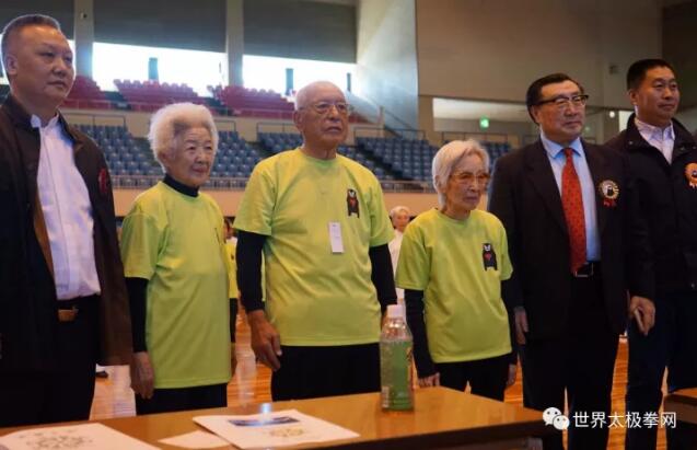 中国嘉宾和日本几位90岁以上参加表演的代表合影