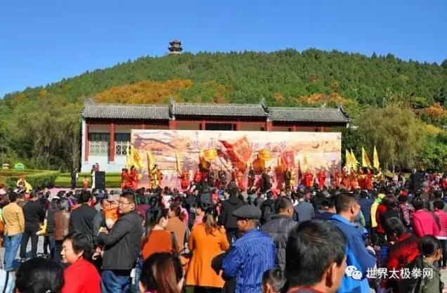现场游客如潮