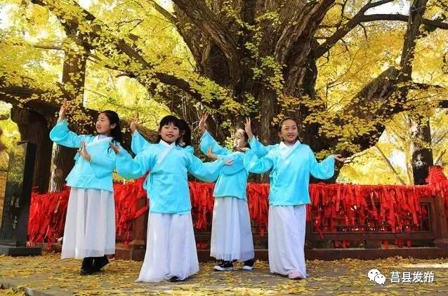 穿着民族服装的小学生