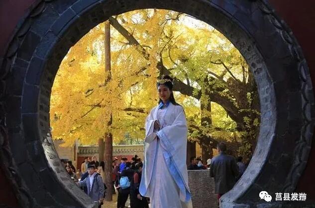 美眉们总是喜欢在这个地方留个倩影