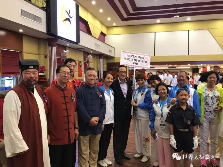 开幕式现场马希迪部长和部分嘉宾与参会代表合影