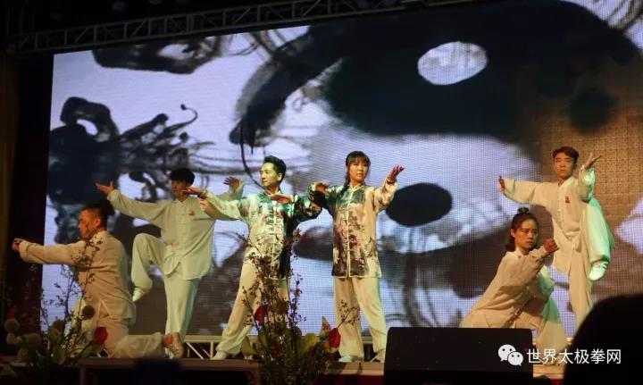 李国庆、陈小宝率府内太极功夫团表演