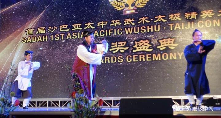 游玄德道长率弟子游理宗、周理参表演武当功夫