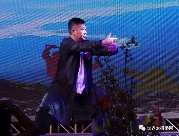 傅清泉先生在闭幕式上表演