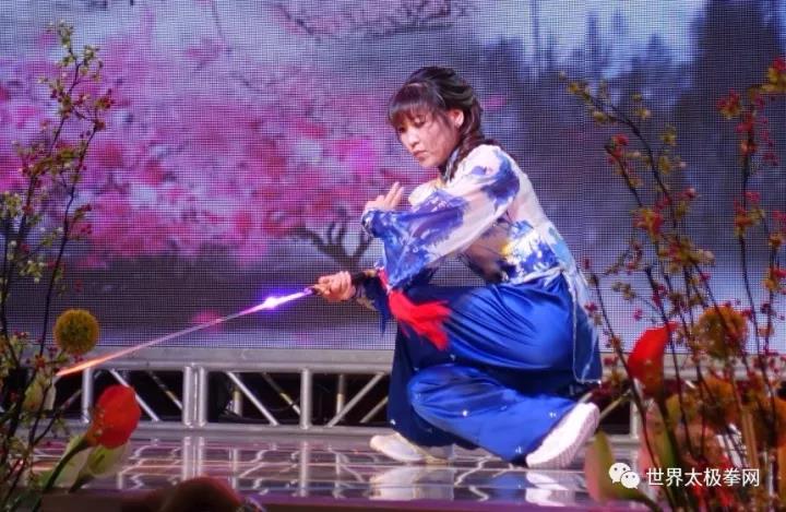 陈小宝女士太极剑表演