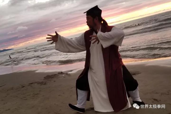 游玄德道长落日海滩练太极