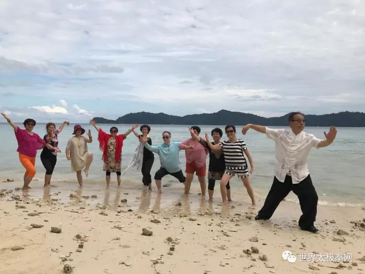 路迪民老师率领太极传人享受大海,享受太极