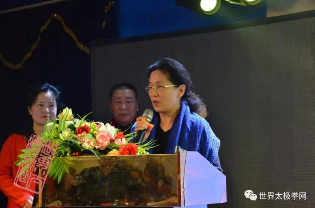 李秀芝女士在联谊会上讲话