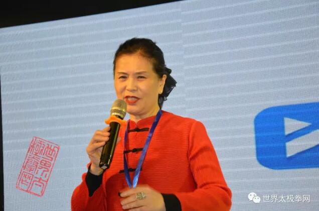 李秀仁女士在联谊会上讲话