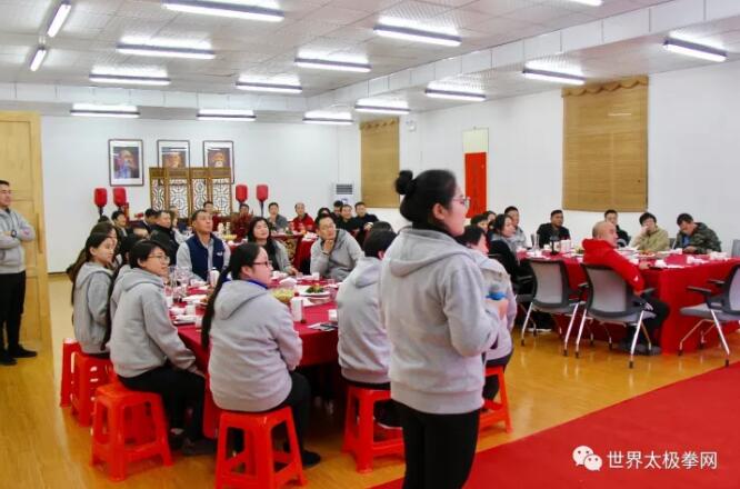 太极疗工作人员共同庆祝两周年