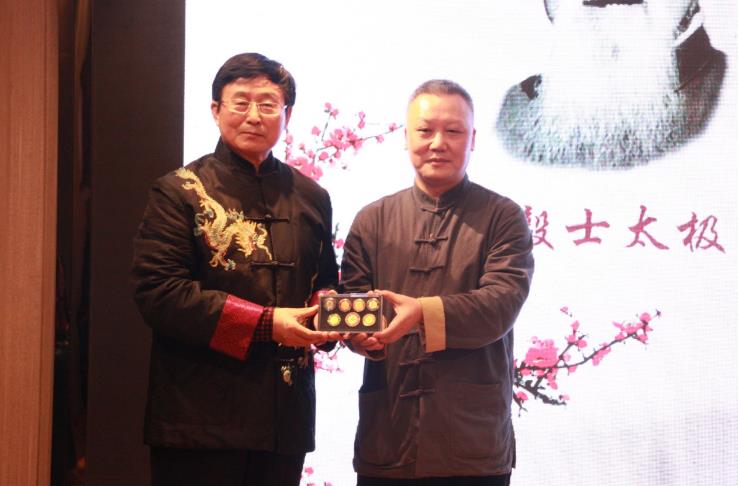 余功保老师赠送太极纪念章