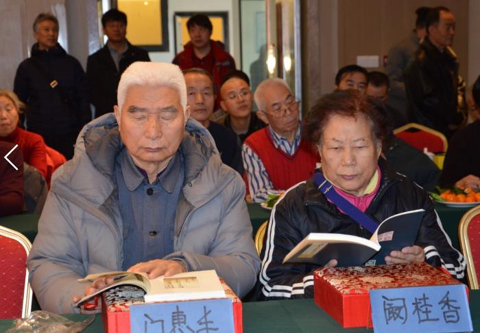 阚桂香老师和门惠丰老师在看书