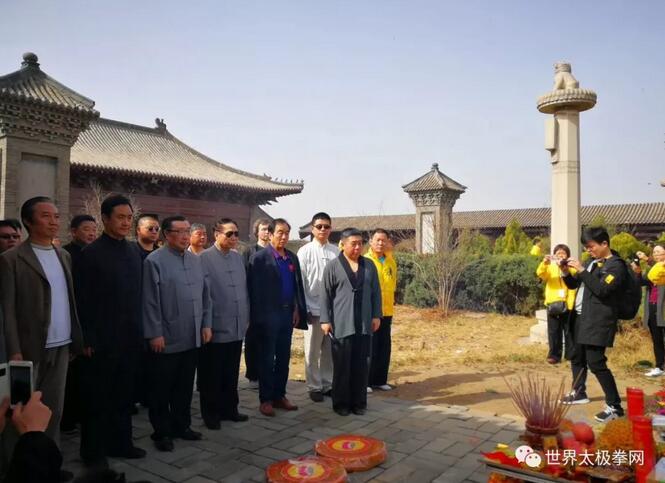 来宾在傅声远先生墓前追思怀念